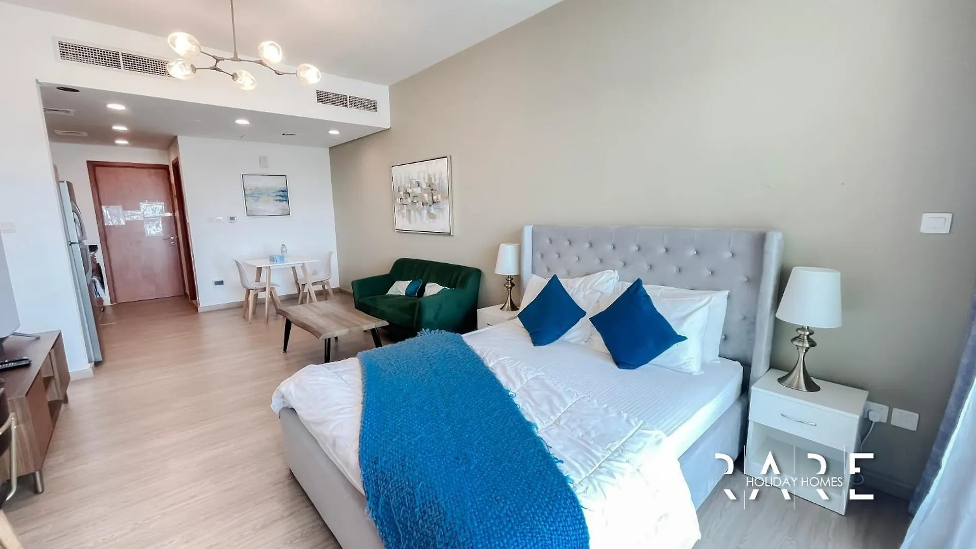 Rare Holiday Homes - Lake View - Near Me'Aisem City Centre - The Crescent Tower A - Dubai Production City - R910 Apartment