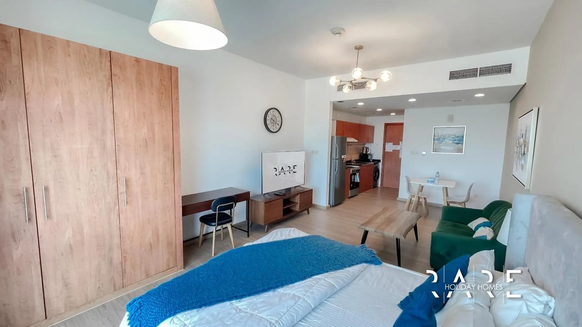 Rare Holiday Homes - Lake View - Near Me'Aisem City Centre - The Crescent Tower A - Dubai Production City - R910