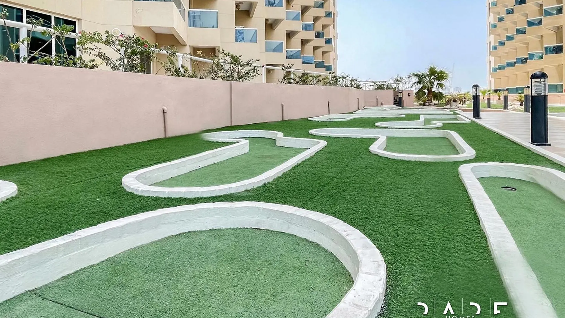 Rare Holiday Homes - Lake View - Near Me'Aisem City Centre - The Crescent Tower A - Dubai Production City - R910 0*,  阿拉伯联合酋长国